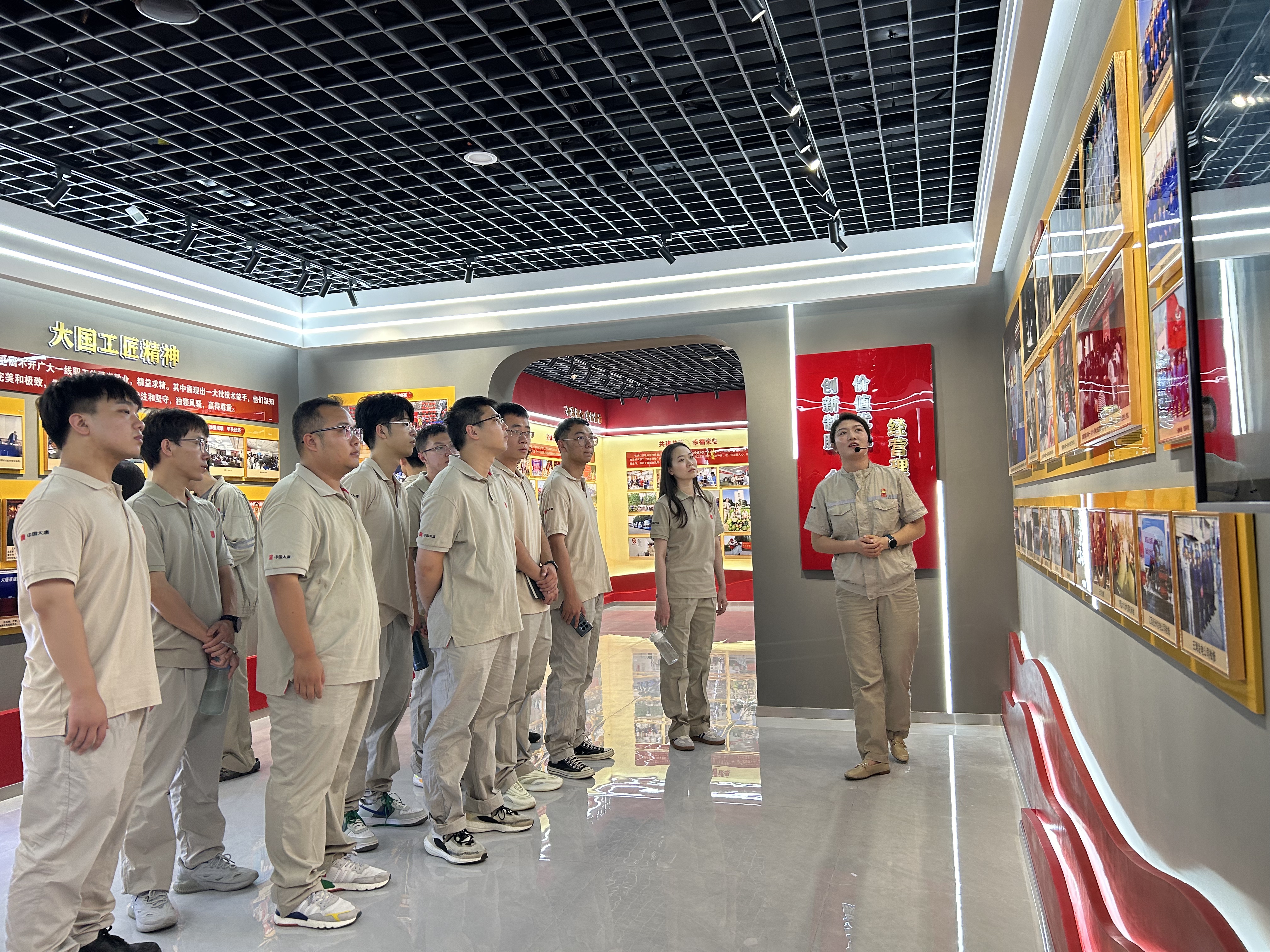 1720694193700039821.jpg 参观企业文化展馆 (2).jpg